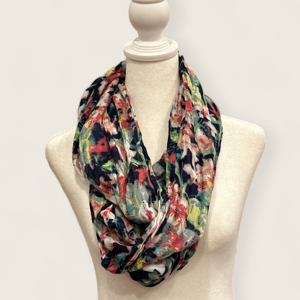 Lightweight, multicolored scarf